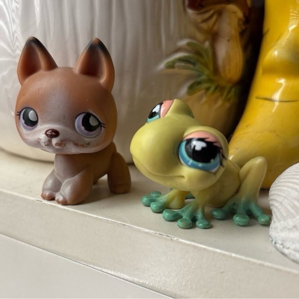 LPS 532 112 German Shepherd & Frog